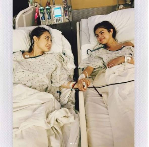 Selena Gómez anunció con esta foto que se realizó un transplante de riñón.