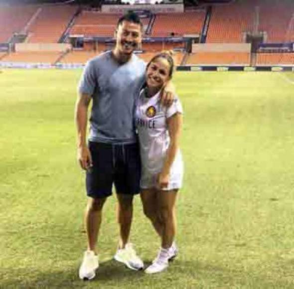 Roger Espinoza y Lo'eau LaBonta forman una linda pareja. Ambos han destacado en el fútbol de EUA.
