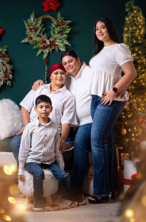 La familia fue clave en todo el proceso que la abogada Santa Cecilia Cárcamo ha llevado enfrentando el cáncer de mama. Hoy ella comparte su testimonio confesando que nunca creyó que padecería de la enfermedad.