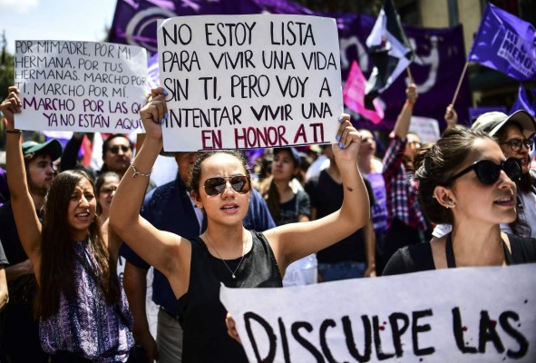 Miles de mexicanas marchan clamando justicia para joven asesinada