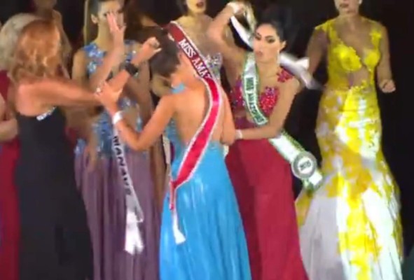 Jaloneos, gritos y lágrimas en concurso de belleza en Brasil