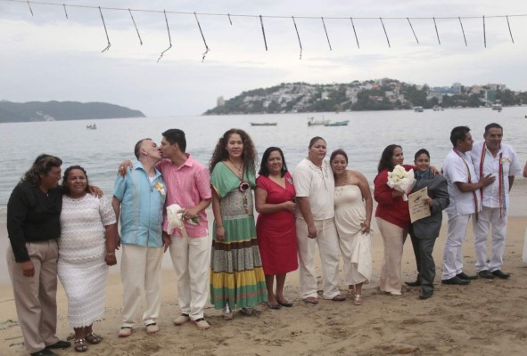 Primera boda masiva gay en las playas de Acapulco