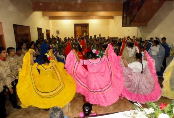 Cultura: Una de las mejores expresiones culturales del municipio son los bailes folclóricos, los cuales son fomentados por los docentes de Arada para preservar el patrimonio cultural.