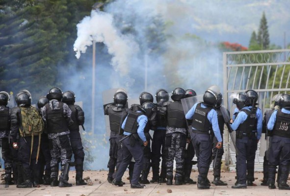 Dos policías heridos deja enfrentamiento contra presuntos universitarios