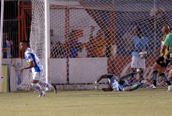 Victoria gana y amenaza con dejar fuera al campeón Real España