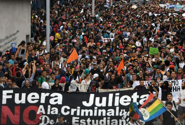 Students of the National Autonomous University of Honduras (UNAH) gathered under the University Student Movement (MEU) demonstrate to demand, among other things, the resignation of rector Julieta Castellanos, in Tegucigalpa, on June 29, 2017.The MEU also demands the cessation of the 'criminalization' of protests, the suspension of student hearings and support to appoint delegates to the University Council, UNAH's main decision-making body. / AFP PHOTO / Orlando SIERRA