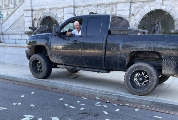 Policía negocia con hombre que amenaza con detonar bomba frente al Congreso de EEUU