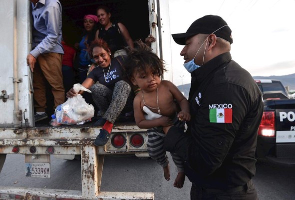 Rescatan a 115 migrantes hondureños hacinados en un tráiler en México