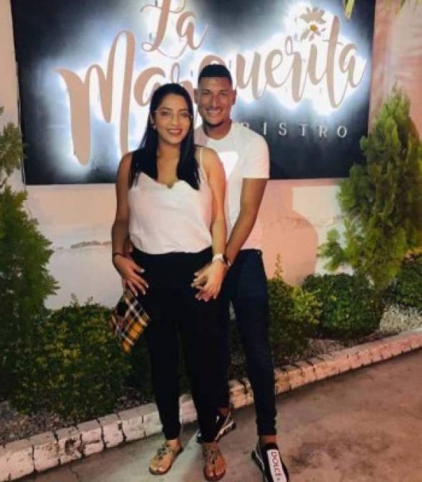 Bryan Acosta decidió estar unos días en San Pedro Sula y ha estado en todo momento al lado de su esposa.