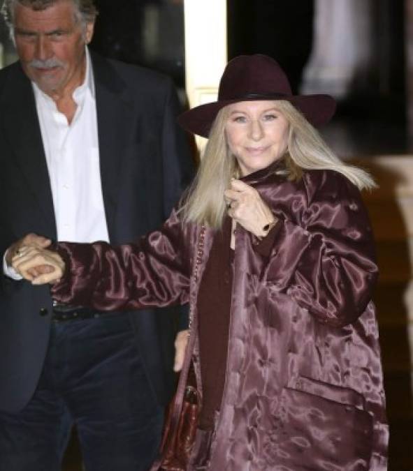 Barbra Streisand y su esposo James Brolin fueron parte de las más de 200 estrellas invitadas para festejar los 50 años de Jennifer Aniston.