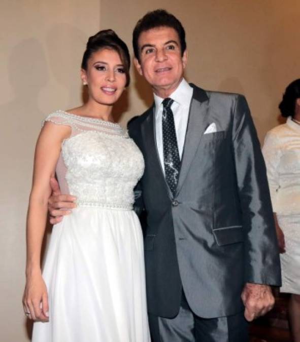 El presentador de televisión y político Salvador Nasralla y la modelo Iroshka Elvir se casaron en Tegucigalpa.