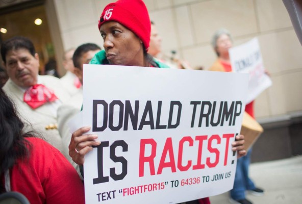 Protestan contra Trump en el Día de la Hispanidad en EUA