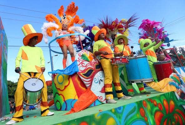 Desfile de carrozas y carnaval por el cumpleaños de la capital