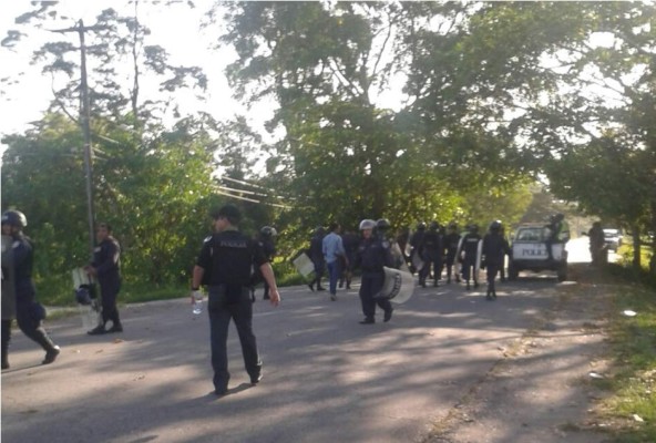 Policías desalojan a estudiantes que se habían tomado el Curla