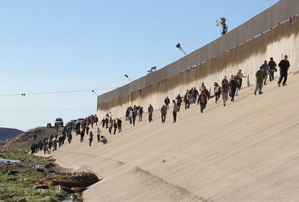 Atacan con balas de goma y gas lagrimógeno a migrantes que intentaban cruzar a EUA