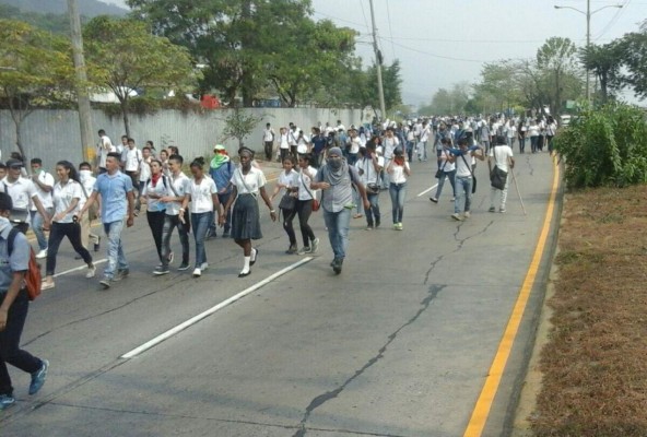 Estudiantes protestan contra alfabetización en San Pedro Sula