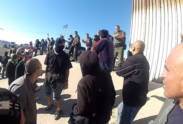 Atacan con balas de goma y gas lagrimógeno a migrantes que intentaban cruzar a EUA