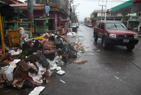 Basura acumulada flota en calles de La Ceiba luego de las lluvias