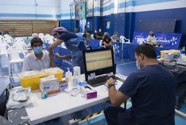Con casi 3 millones de vacunados, Chile lidera inmunización en América Latina