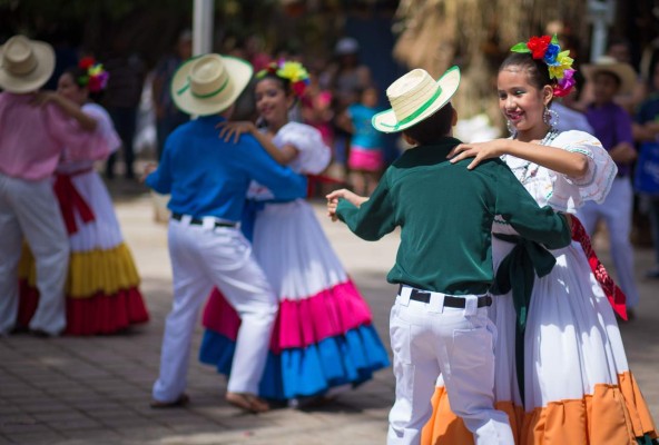 Miles de turistas visitan Gracias, Lempira, por Feria de Identidad