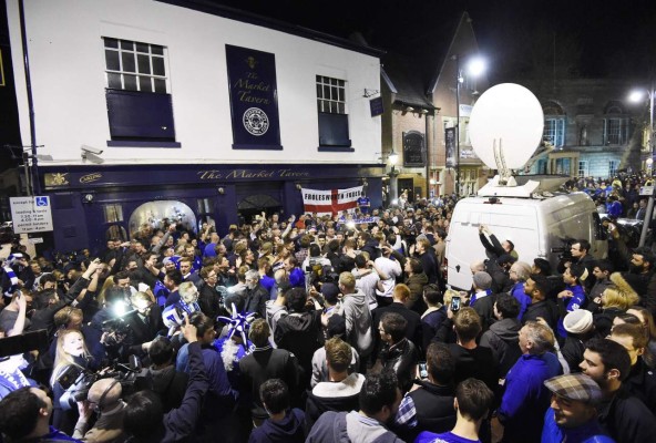 Leicester festeja el título y avisa: 'Messi, vamos a por ti'