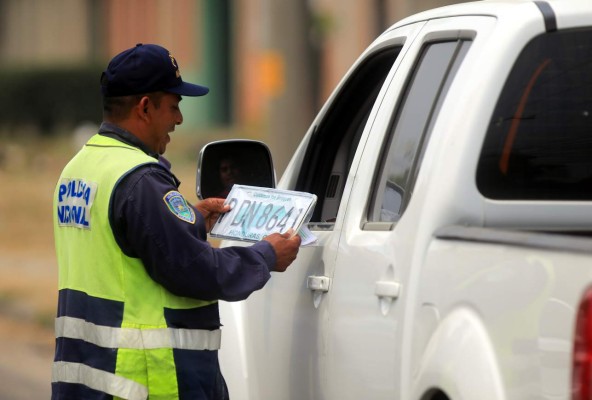 Hoy empiezan operativos para perseguir más de 50,000 vehículos que andan sin placas