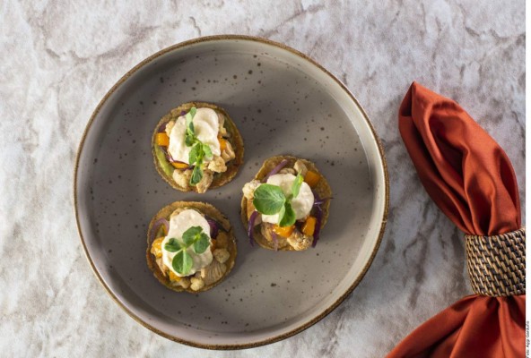 Tostada de pollo, coliflor, mango y salsa de queso  