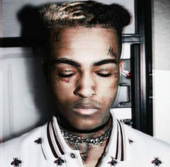 10- Víctima de tiroteo<br/><br/>XXXTentacion fue asesinado a plena luz del día cuando este salía de una tienda de motocicletas en Deerfield Beach, Florida, varios sujetos se acercaron a su auto y le dispararon cuando este este estaba adentro. <br/><br/>Los sospechosos huyeron con una bolsa Louis Vuitton que fue sacada de vehículo. <br/><br/>El rapero fue trasladado a un hospital cercano, pero finalmente fue declarado muerto.<br/>