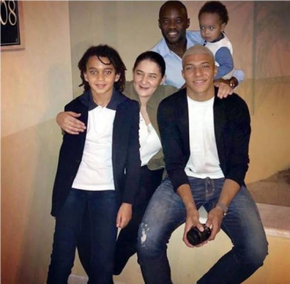 Kylian Mbappé junto a su familia.