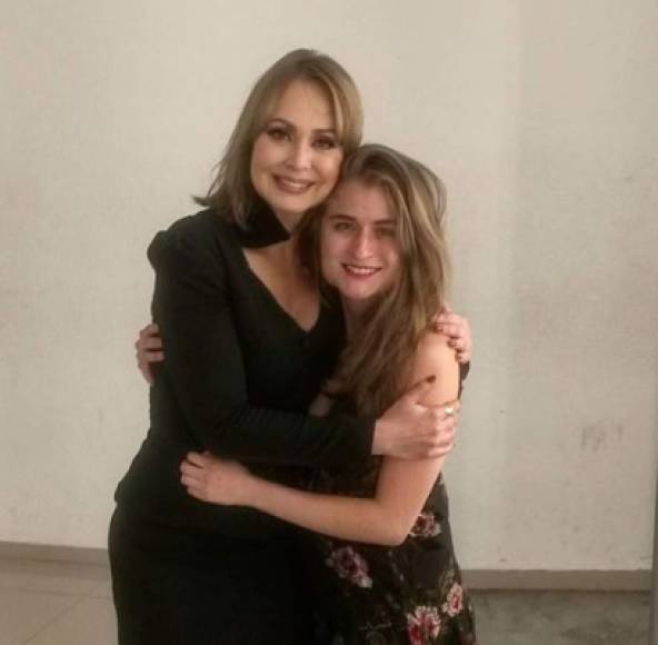 Por medio de sus redes sociales, la joven actriz compartió esta imagen en la que sale junto a Gaby Spanic y alborotó a los fans de la telenovela.