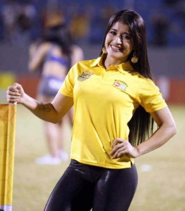 Esta bella chica posando para el lente de Diario LA PRENSA en el estadio Morazán.
