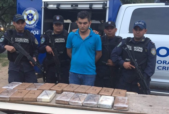 Cae estudiante con 34 kilos de droga que transportaba en carro