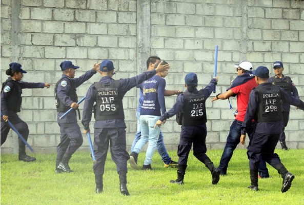 Barras de Motagua y Marathón se agarran a pedradas en Comayagua