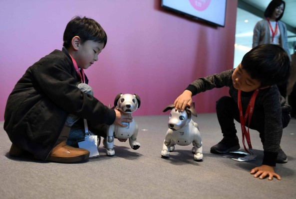 Aibo, el perro robot de Sony arrasa entre consumidores