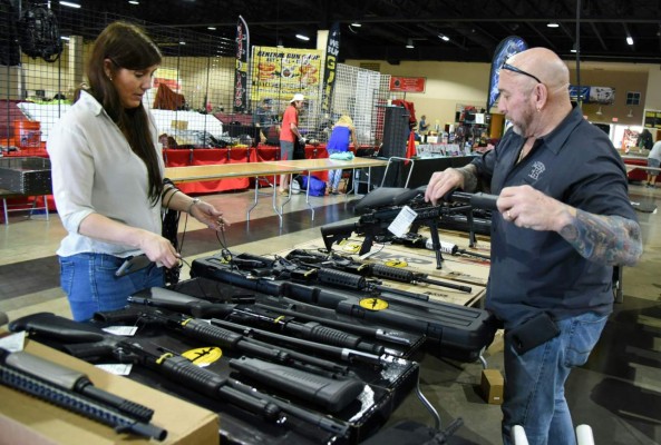 Miles hacen fila para comprar un AR-15 en show de armas en Florida tras masacre