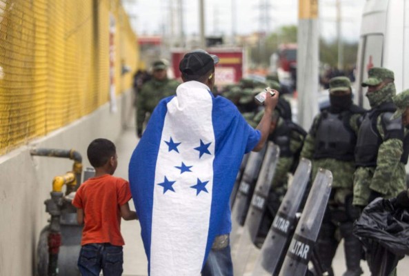 Migrantes de caravana solicitan asilo en México tras militarización de frontera