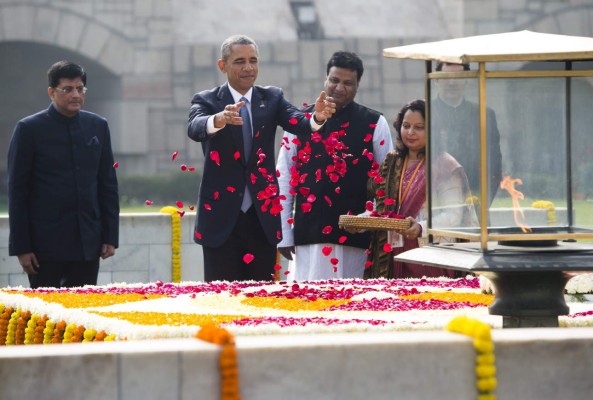 Obama llega a la India y rinde homenaje a Gandhi