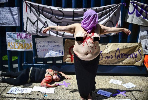 Miles de mexicanas marchan clamando justicia para joven asesinada