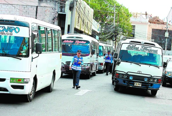 Transportistas y Gobierno siguen negociando tarifas