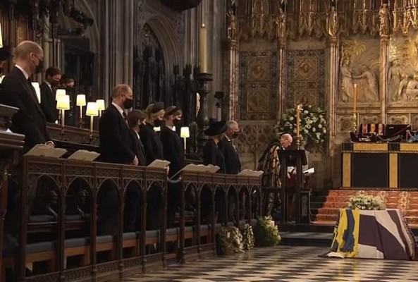 Video muestra el féretro del duque descender a la cripta real