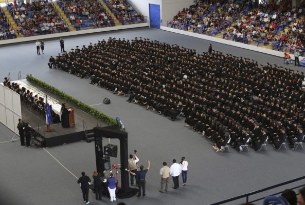 La ceremonia de graduación se realiza en el Palacio de los Deportes del alma máter