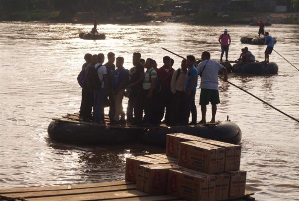 Militares mexicanos cierran el paso a migrantes en el río Suchiate
