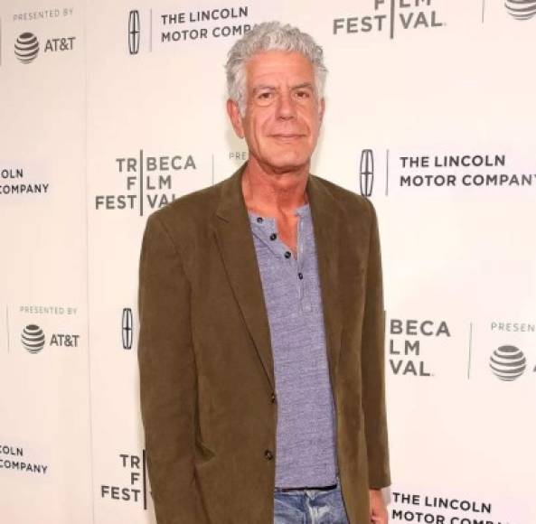 En el año 2000, Bourdain escribió 'Kitchen Confidential: Adventures in the Culinary Underbelly,', que detallaba su vida como chef. <br/><br/>El libro, que se convirtió en un éxito de ventas, marcó el comienzo de su ruptura como una estrella de la telvisión.<br/><br/> Bourdain se convirtió en un autor, presentador de televisión y ganador de cuatro premios Emmy y un premio Peabody. A menudo hablaba sobre sus problemas anteriores con el uso de drogas y su camino rocoso hacia el estrellato.