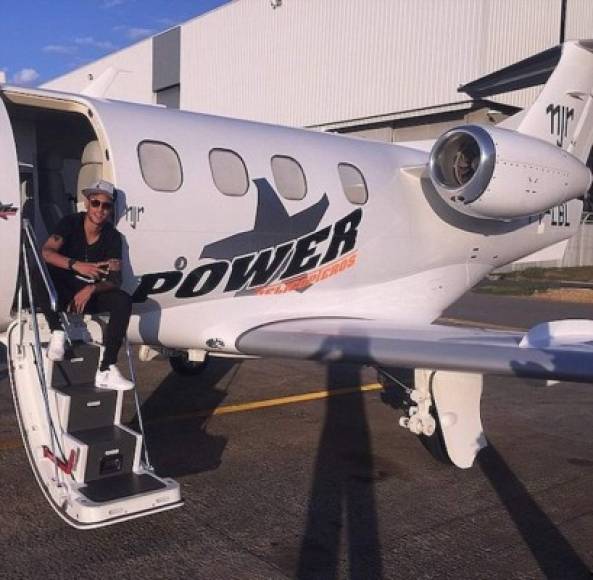 Neymar también es dueño de un jet personalizado por 10 millones de euros. El avión tiene sus siglas comerciales NJR.