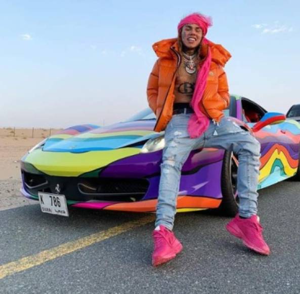 No obstante a sufrir un robo, Tekashi seguía publicando sus lujos: dinero, carros y viajes en sus redes sociales.