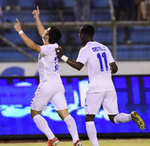 Jonathan Rubio corre a celebrar su gol con el que Honduras abrió el marcador.