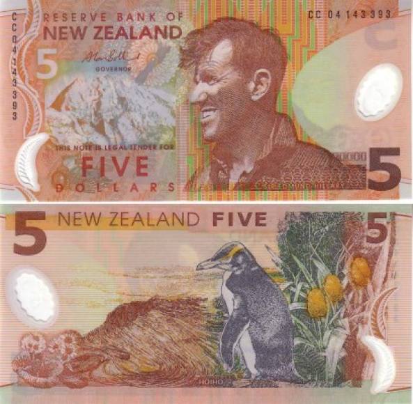 El ganador fue el billete de 5 dólares neozelandeses que fue emitido con el rostro del explorador Edmund Hillary. La moneda compitió con más de 30 nominados que lograron cumplir con los requisitos, entre los 150 que fueron emitidos el año pasado.