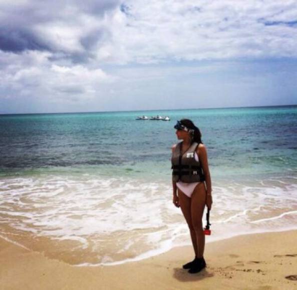 'Disfrutando del Caribe', escribió Melania junto a esta imagen que la muestra disfrutando de unas cortas vacaciones en un país caribeño.
