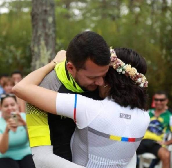 Se conocieron hace un año mientras practicaban ciclismo. Su luna de miel fue recorrer 506 kilómetros en cinco días cruzando el territorio hondureño.