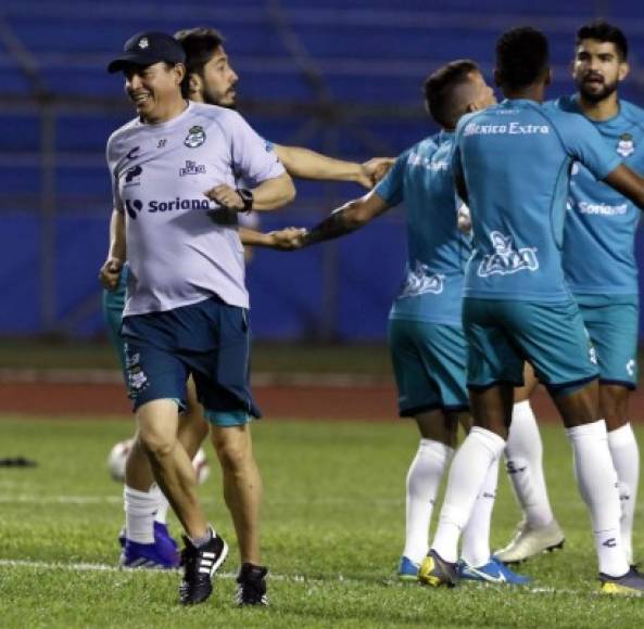 Salvador Reyes de la Peña, entrenador del Santos, sonriendo el entrenamiento del Santos.